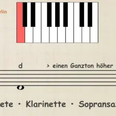 Notenbeispiel zeigt, wie man die Klarinette transponiert: ein Ganzton höher. Klaviertastatur und Notenlinien.