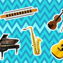 Harmonika, ein einfaches Blasinstrument, neben Saxophon, Geige, Gitarre und Flügel.