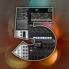 Fünf Musikproduktionsgeräte, darunter ein komplexer midi sequencer, sind zu einer großen "5" geformt.