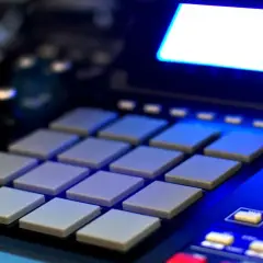 Beat-Producing-Controller mit beleuchteten Pads und Display. Perfekt, um eigene Beats selber machen.