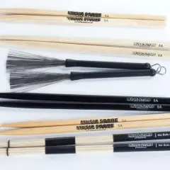 Verschiedene Drumsticks und Brushes, bereit für die besten Drum Solos. Holz, Schwarz und Hot Rods.