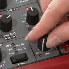 Hand dreht Regler an einem Synthesizer, um den perfekten Sound für Synth-Musik zu kreieren.