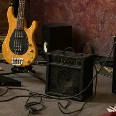 Ein Bass, Gitarren und ein kleiner blues amp stehen bereit für den nächsten Gig.