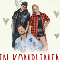 Ein Mann und zwei Frauen, eine girls group, posieren lächelnd vor einem Hintergrund mit Herzen.