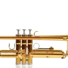 Glänzende goldene Trompete mit drei Ventilen, ein Beispiel für verschiedene Trompeten arten, bereit für musikalische Klänge.