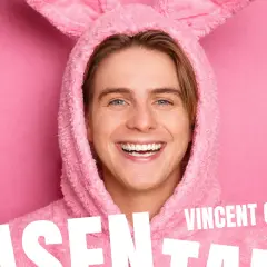 Vincent Gross im pinken Hasen-Hoodie, lächelnd. Seine Single "Hasentanz" ist ein Bestseller.