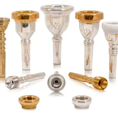 Verschiedene Mundstücke für Blechblasinstrumente, glänzend und vergoldet. Was ist Brass? Das sind diese Instrumente, für die man diese Teile braucht.