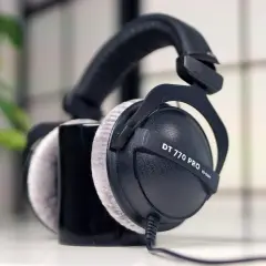 Nahaufnahme der beyerdynamic DT 770 PRO Kopfhörer mit weichen Ohrpolstern, bereit für ein immersives Klangerlebnis.