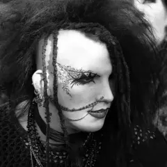 Ein Goth mit auffälligem Make-up und Dreadlocks, inspiriert von der Ästhetik von Goth-Bands.