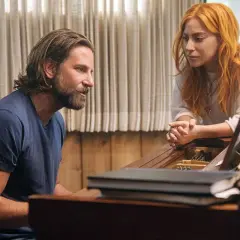 Bradley Cooper und Lady Gaga am Klavier, ein ikonischer Moment aus Musikfilmen, der die Kraft der Kunst zeigt.