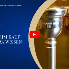 Nahaufnahme von Mundstücken eines Blechblasinstruments, einer Tuba. Der Text "Was Du Beim Kauf einer Tuba wissen solltest" ist sichtbar.