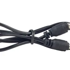 Schwarzes Aux-Kabel mit zwei 3,5-mm-Klinkensteckern. Es erklärt, was Aux-In bedeutet: die Verbindung für Audio.