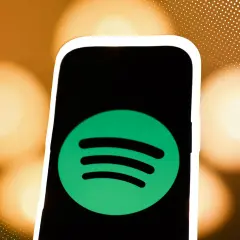 Ein Smartphone mit dem Spotify-Logo. Perfekt für die besten Liebeskummer Songs, um die Stimmung zu heben oder zu vertiefen.