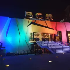 BCM International Club in bunter Beleuchtung, bereit für die besten Ballermann Hits und eine unvergessliche Nacht.