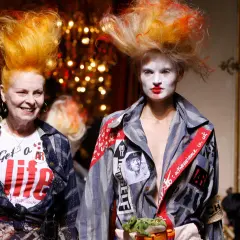 Zwei Models mit wilden Frisuren und auffälligem Make-up, die den Geist des Punk heute verkörpern.