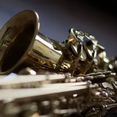 Glänzendes Saxophon, ein Musikinstrument, das bereit ist, Jazzmelodien zu spielen.