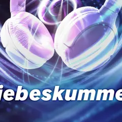 Kopfhörer im lila-blauen Lichtwirbel, die zum Soundtrack von Liebeskummer-Liedern passen.