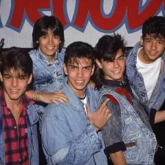 Fünf junge Männer in Jeansjacken, die wie eine Boygroup posieren.