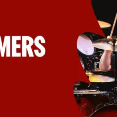 Ein Schlagzeuger spielt ein bekanntes Lied mit Trommeln. Der Text "TOP 10 DRUMMERS" ist prominent platziert.