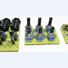 Elektronik-Bausätze für ein Mischpult selber bauen: drei Platinen mit Schaltern, Potis und ICs.
