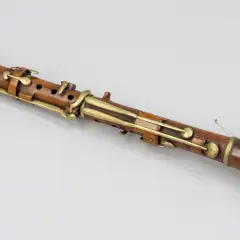 Alte Klarinette mit vielen Klappen. Die genaue Anzahl, wie viele Klappen hat eine Klarinette, variiert je nach Modell und Epoche.
