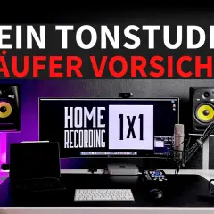 Ein **home studio akustik** Setup mit Monitor, Mikrofon, Kopfhörern und Lautsprechern. Warnung: "DEIN TONSTUDIO KÄUFER VORSICHT!