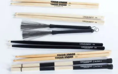 Verschiedene Drumsticks und Brushes, bereit für die besten Drum Solos. Holz, Schwarz und Hot Rods.