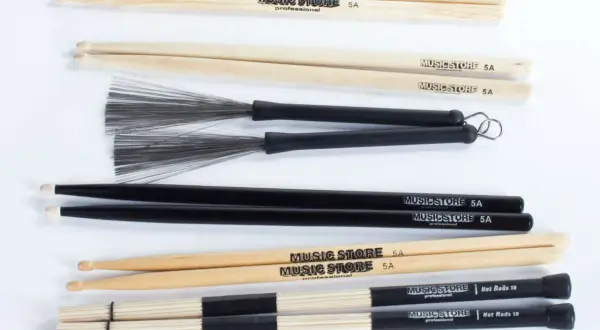 Verschiedene Drumsticks und Brushes, bereit für die besten Drum Solos. Holz, Schwarz und Hot Rods.