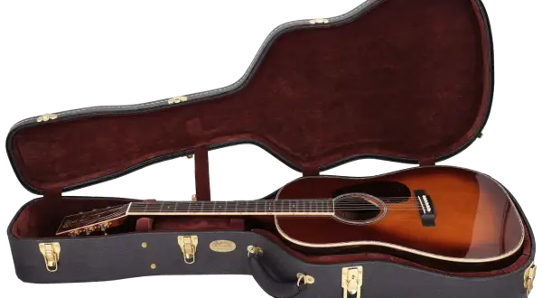 Eine wunderschöne Akustikgitarre mit einem warmen Farbverlauf liegt sicher in ihrem dunkelroten, samtbezogenen Koffer. Die bund gitarre ist bereit für ihren nächsten Auftritt.