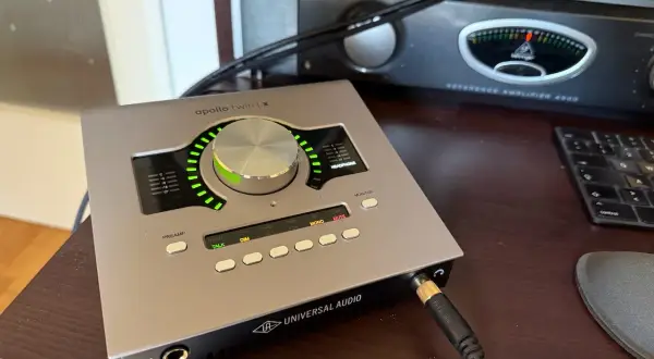 Universal Audio Apollo Twin X Audio-Interface auf einem Schreibtisch, bereit für Aufnahmen.
