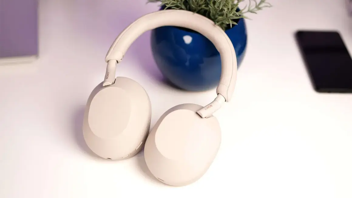 Sony WH-1000XM5 im Test: Elegante Kopfhörer mit starkem Klang und Geräuschunterdrückung, bereit für den Alltag.