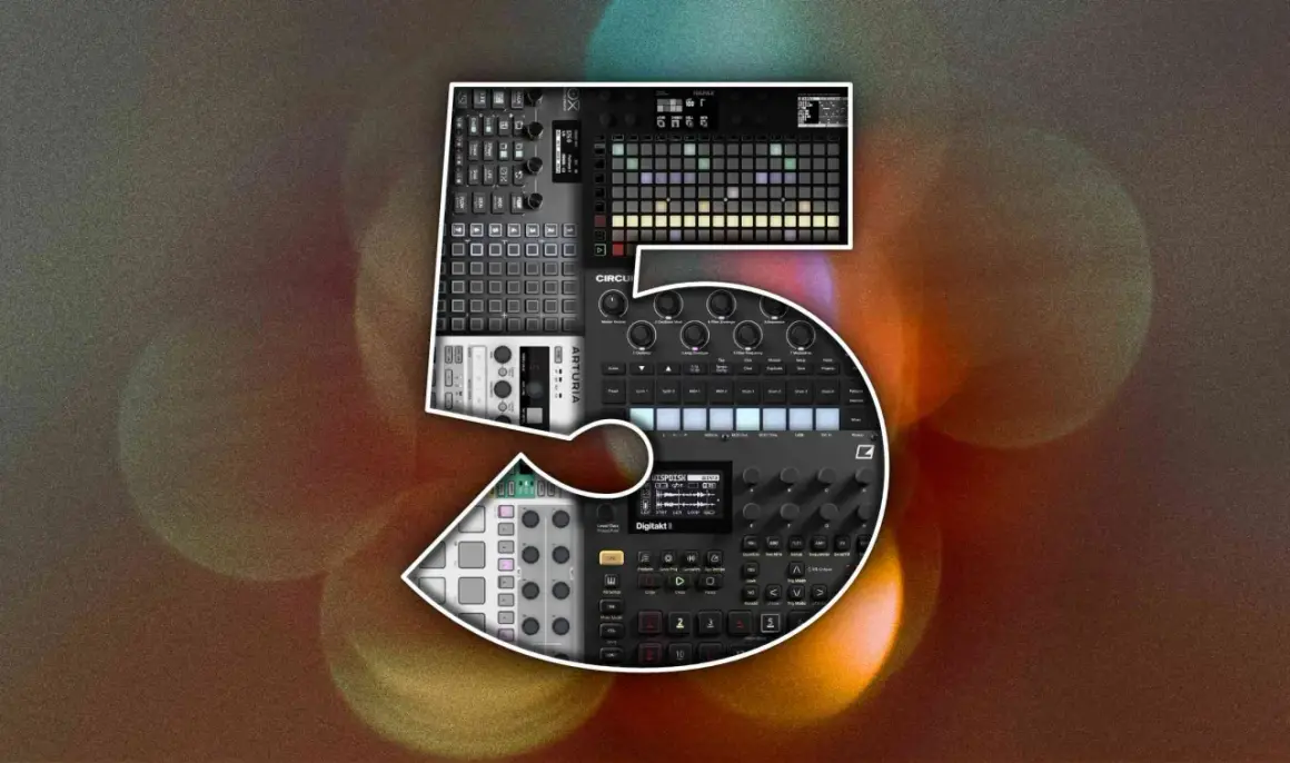 Fünf Musikproduktionsgeräte, darunter ein komplexer midi sequencer, sind zu einer großen "5" geformt.