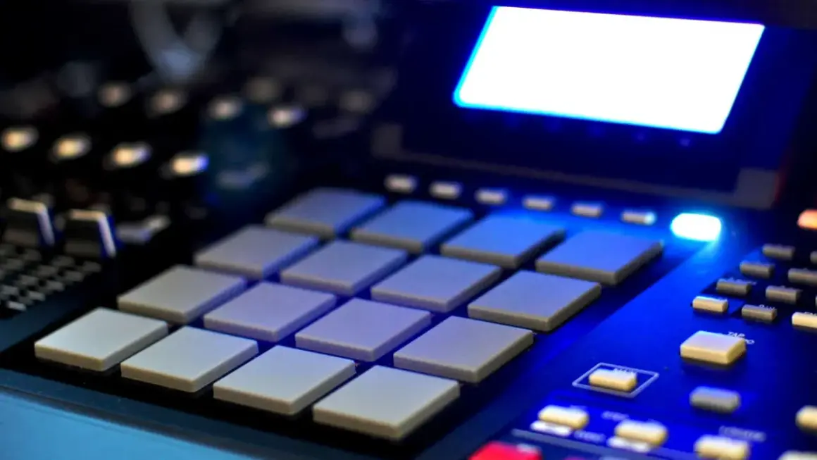 Beat-Producing-Controller mit beleuchteten Pads und Display. Perfekt, um eigene Beats selber machen.