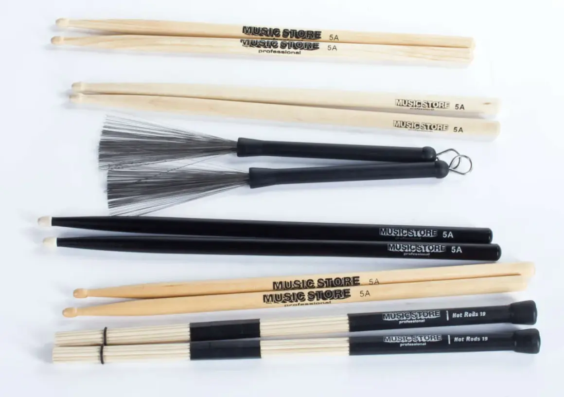 Verschiedene Drumsticks und Brushes, bereit für die besten Drum Solos. Holz, Schwarz und Hot Rods.