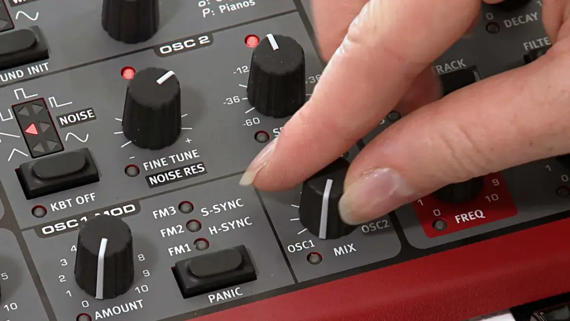 Hand dreht Regler an einem Synthesizer, um den perfekten Sound für Synth-Musik zu kreieren.