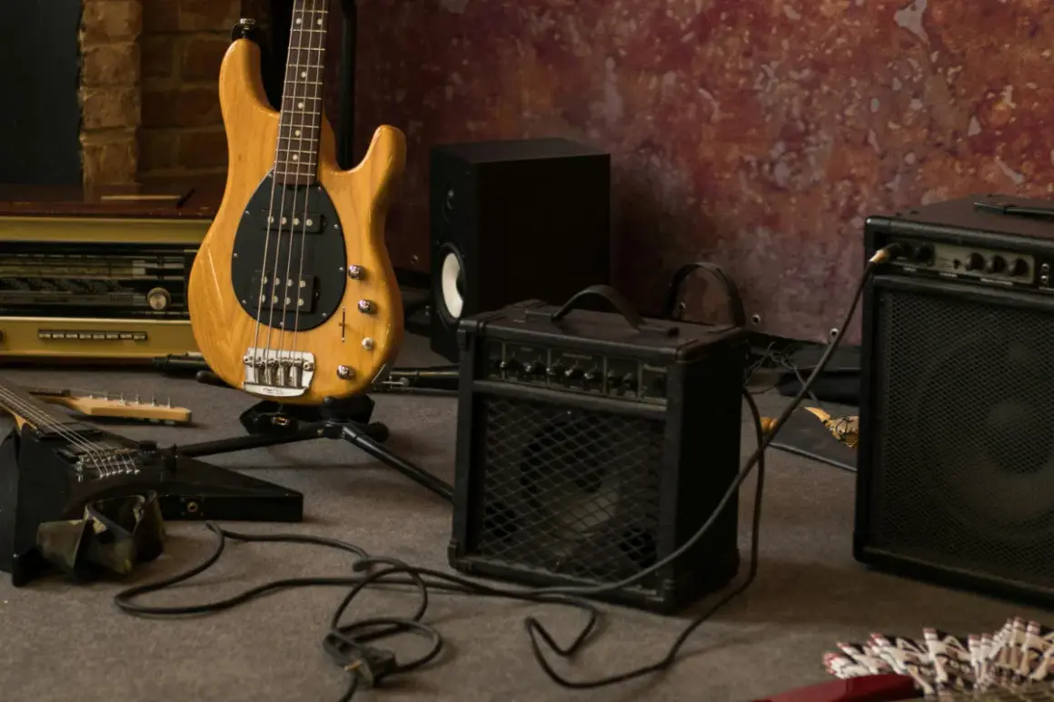 Ein Bass, Gitarren und ein kleiner blues amp stehen bereit für den nächsten Gig.