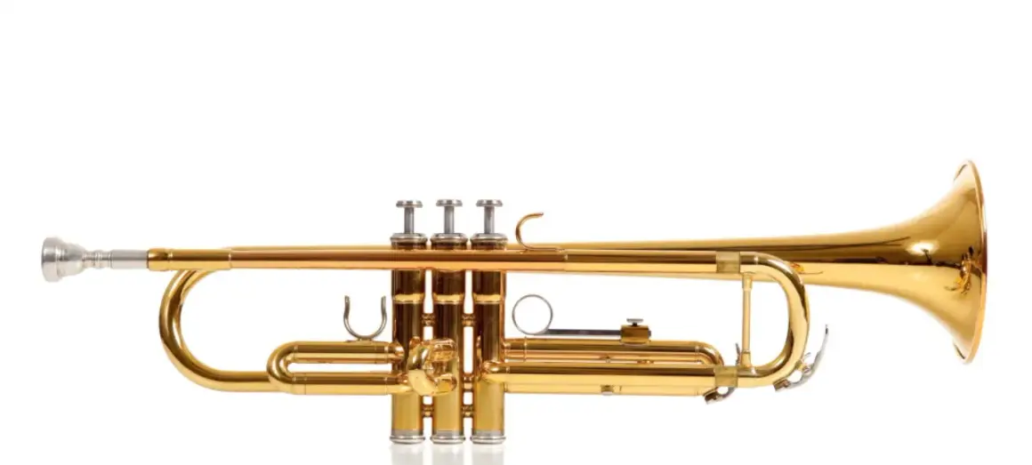 Glänzende goldene Trompete mit drei Ventilen, ein Beispiel für verschiedene Trompeten arten, bereit für musikalische Klänge.