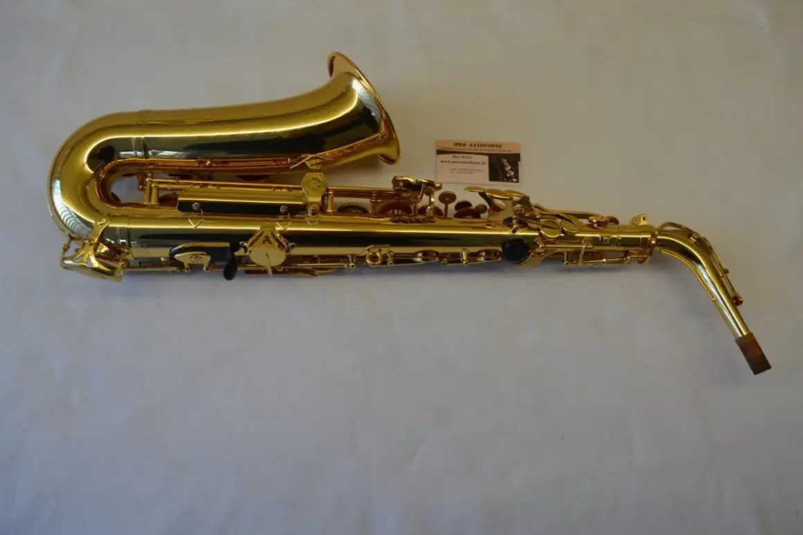 Glänzendes goldenes Saxophon mit einer kleinen Karte, die eine Saxophon-Beschriftung zeigt.