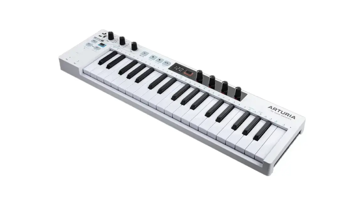 Ein weißes MIDI-Keyboard von Arturia mit 25 Tasten, Knöpfen und einem kleinen Display. Perfekt für Musikproduzenten, die einen kompakten Controller suchen.
