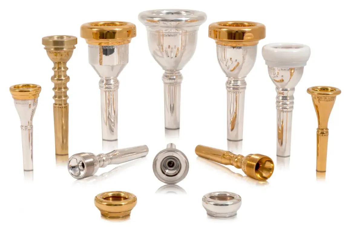 Verschiedene Mundstücke für Blechblasinstrumente, glänzend und vergoldet. Was ist Brass? Das sind diese Instrumente, für die man diese Teile braucht.