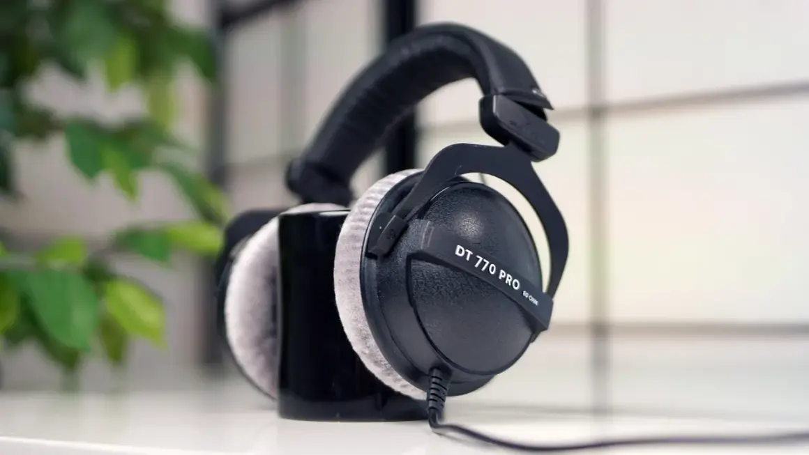 Nahaufnahme der beyerdynamic DT 770 PRO Kopfhörer mit weichen Ohrpolstern, bereit für ein immersives Klangerlebnis.