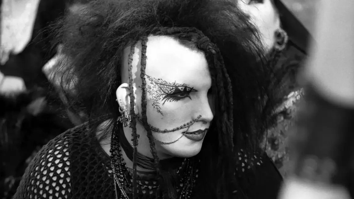 Ein Goth mit auffälligem Make-up und Dreadlocks, inspiriert von der Ästhetik von Goth-Bands.