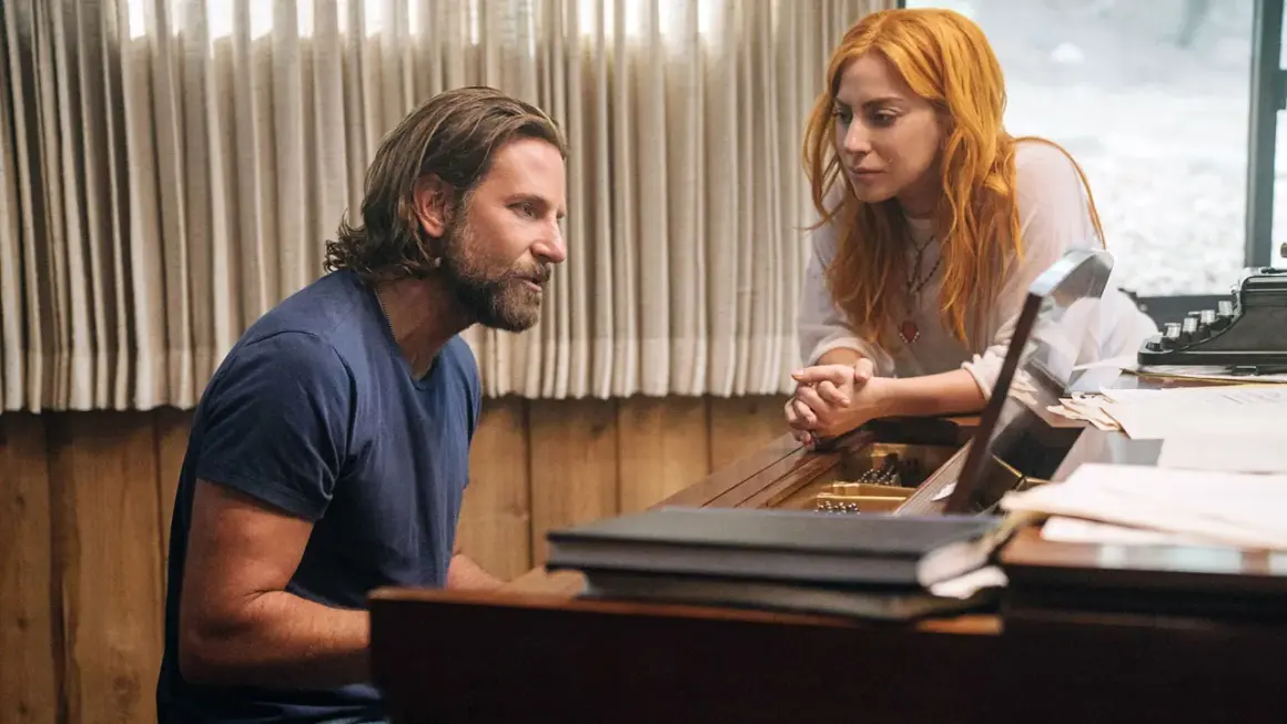 Bradley Cooper und Lady Gaga am Klavier, ein ikonischer Moment aus Musikfilmen, der die Kraft der Kunst zeigt.