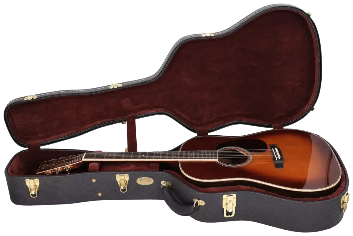Eine wunderschöne Akustikgitarre mit einem warmen Farbverlauf liegt sicher in ihrem dunkelroten, samtbezogenen Koffer. Die bund gitarre ist bereit für ihren nächsten Auftritt.