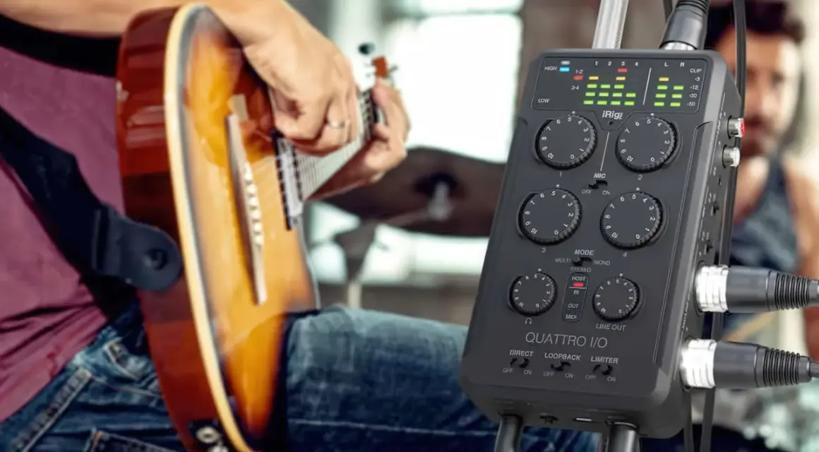 Musiker spielt Gitarre, während ein iRig Quattro I/O bereitsteht, um die Musik aufzunehmen.