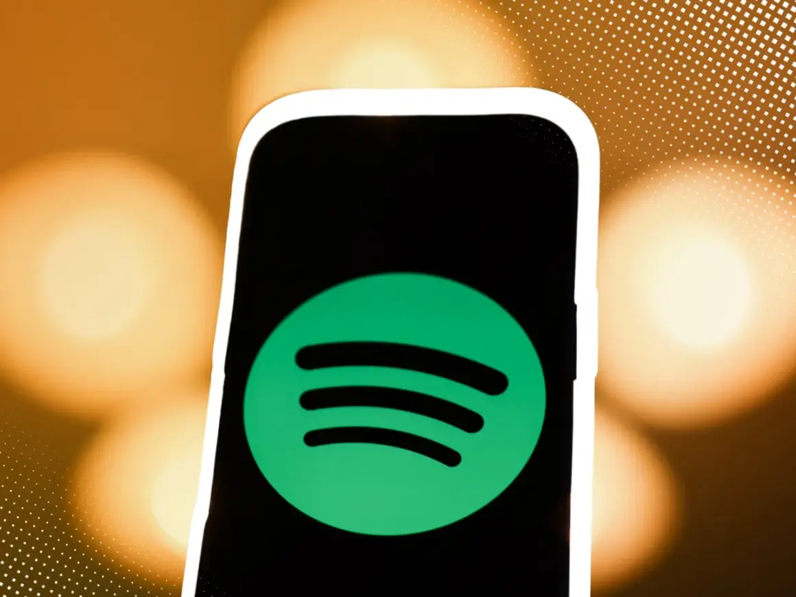 Ein Smartphone mit dem Spotify-Logo. Perfekt für die besten Liebeskummer Songs, um die Stimmung zu heben oder zu vertiefen.
