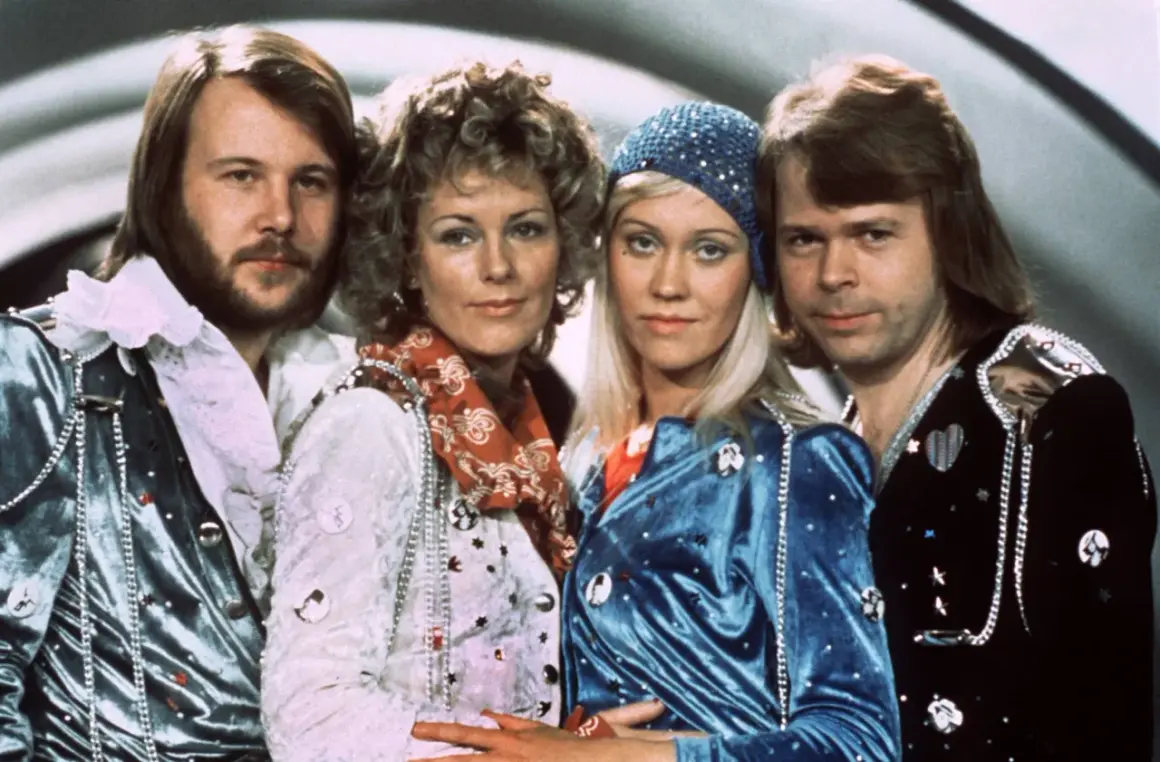 ABBA, eine ikonische Band der 70er, mit ihren schillernden Outfits. Eine tolle Ergänzung für jede "girl bands 70er liste".