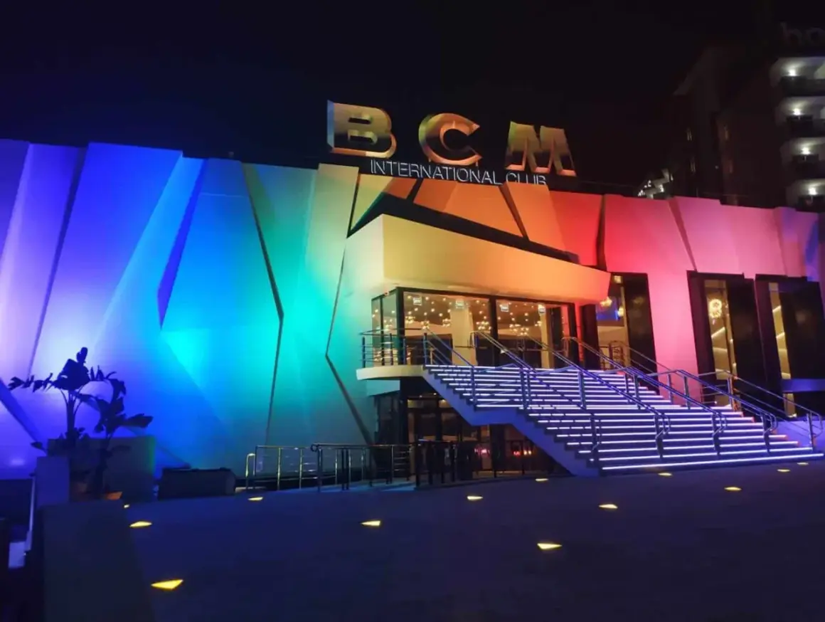 BCM International Club in bunter Beleuchtung, bereit für die besten Ballermann Hits und eine unvergessliche Nacht.