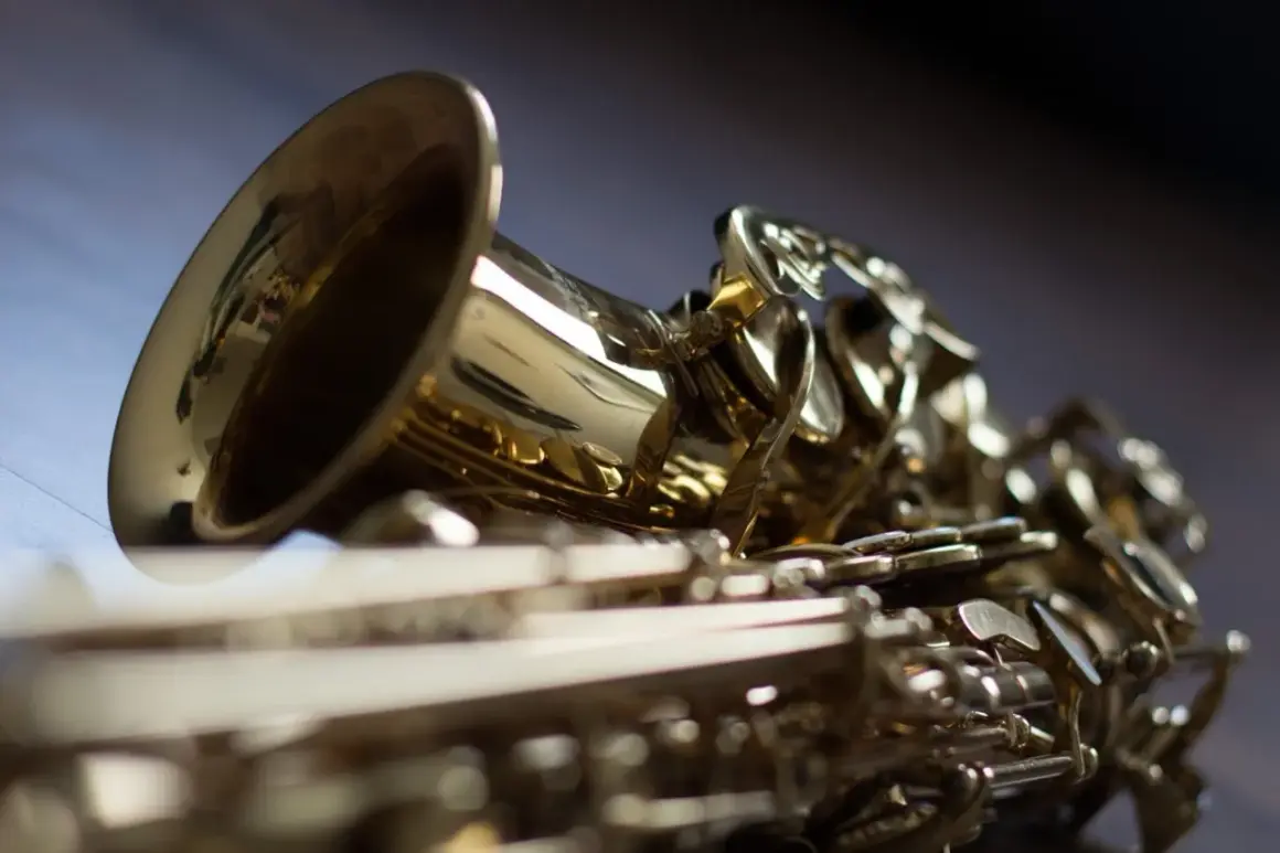 Glänzendes Saxophon, ein Musikinstrument, das bereit ist, Jazzmelodien zu spielen.