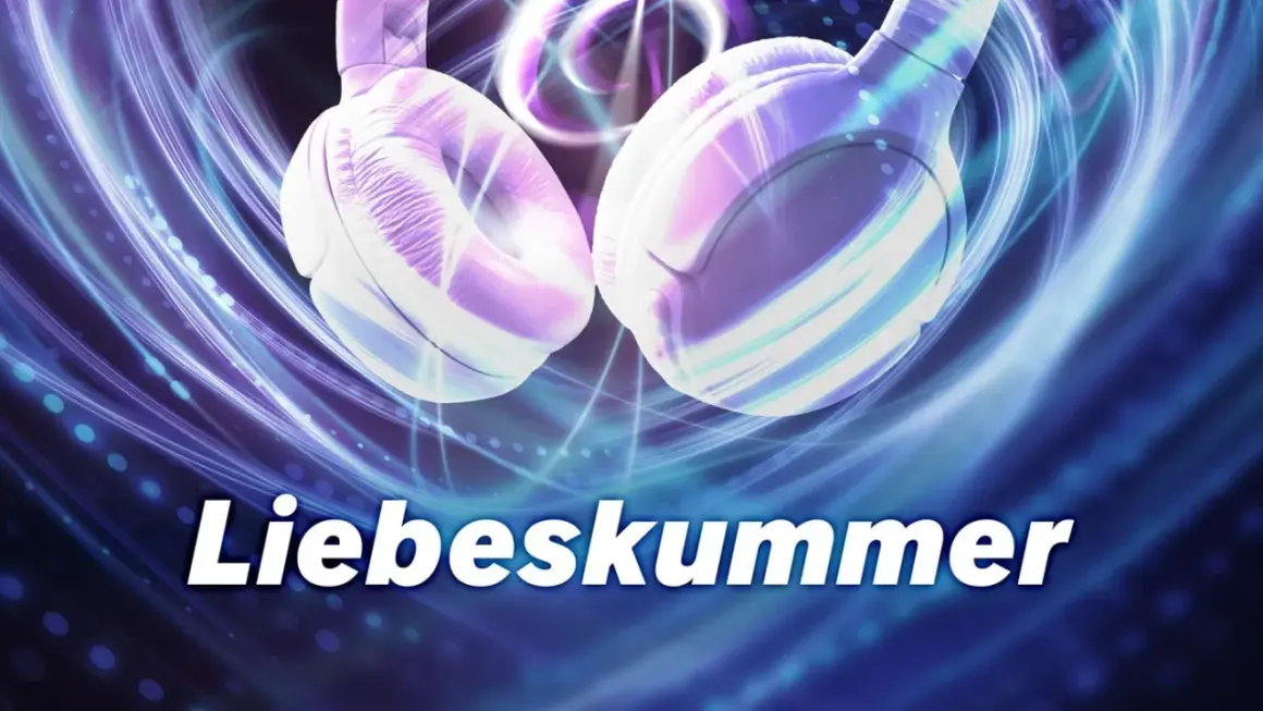 Kopfhörer im lila-blauen Lichtwirbel, die zum Soundtrack von Liebeskummer-Liedern passen.